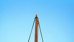 Wooden mast with ropes against clear blue sky — Photo boris misevic / Unsplash