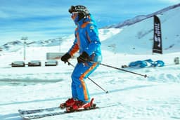 Skier skiing downhill in high mountains — Photo Ulvi Safari / Unsplash