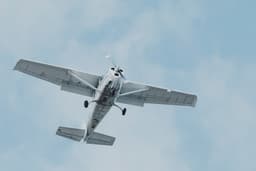 Cessna 172 on short final — Photo Cody F / Unsplash