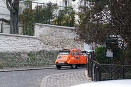 A old car goes up a hill. — Photo Paulina Gasteiger / Unsplash