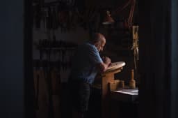 a man working in a shop — Photo Alex Gruber / Unsplash