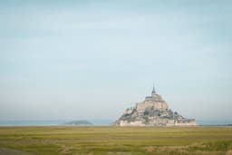 Mont Saint Michel in France under blue and white sky — Photo Aurora Borealis / Unsplash