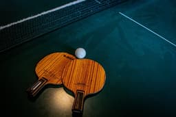 brown wooden ping-pong racket — Photo Steven Skerritt / Unsplash