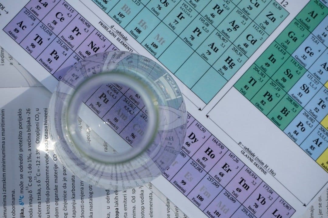 Flat bottom of Erlenmeyer flask — Photo Vedrana Filipović / Unsplash