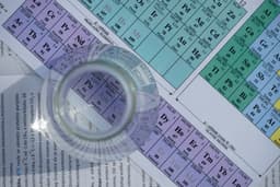 Flat bottom of Erlenmeyer flask — Photo Vedrana Filipović / Unsplash