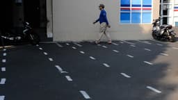 girl in blue jacket and brown pants walking on sidewalk during daytime — Photo Zahra Wijayanti / Unsplash