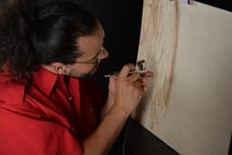 Airbrush Artist is drawing
Photo done by Norbert Munich https://www.facebook.com/norbert.fotoevents — Photo Alex Germany / Unsplash