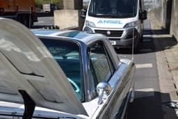 Broken down classic ford 1961 on London motorway — Photo Usman Malik / Unsplash