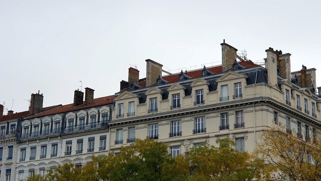a large building with trees in front of it — Photo Andy Arbeit / Unsplash