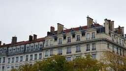 a large building with trees in front of it — Photo Andy Arbeit / Unsplash