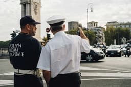 Polizia Roma Capitale, police giving directions and having a conversation. Traffic. Rome, ITal. — Photo adison clark / Unsplash