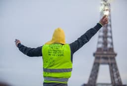 man standing while raising his hands — Photo Norbu GYACHUNG / Unsplash
