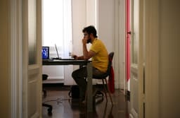 Momento di riflessione in ufficio — Photo Daniele D'Andreti / Unsplash