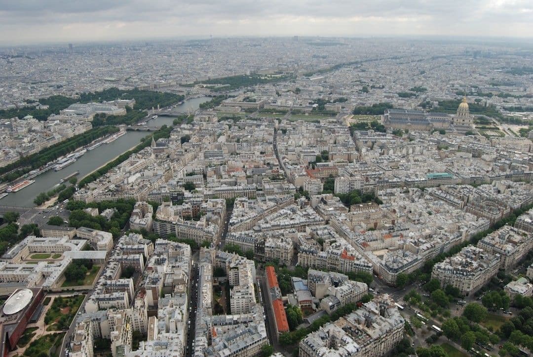 an aerial view of the city of paris — Photo Danielle Barnes / Unsplash