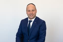 Headshot of Jewish Lawyer welcoming and smiling
— Photo Nussbaum Law / Unsplash