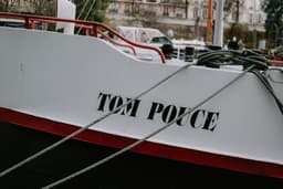 a white and red boat tied up to a dock — Photo Mathias Reding / Unsplash