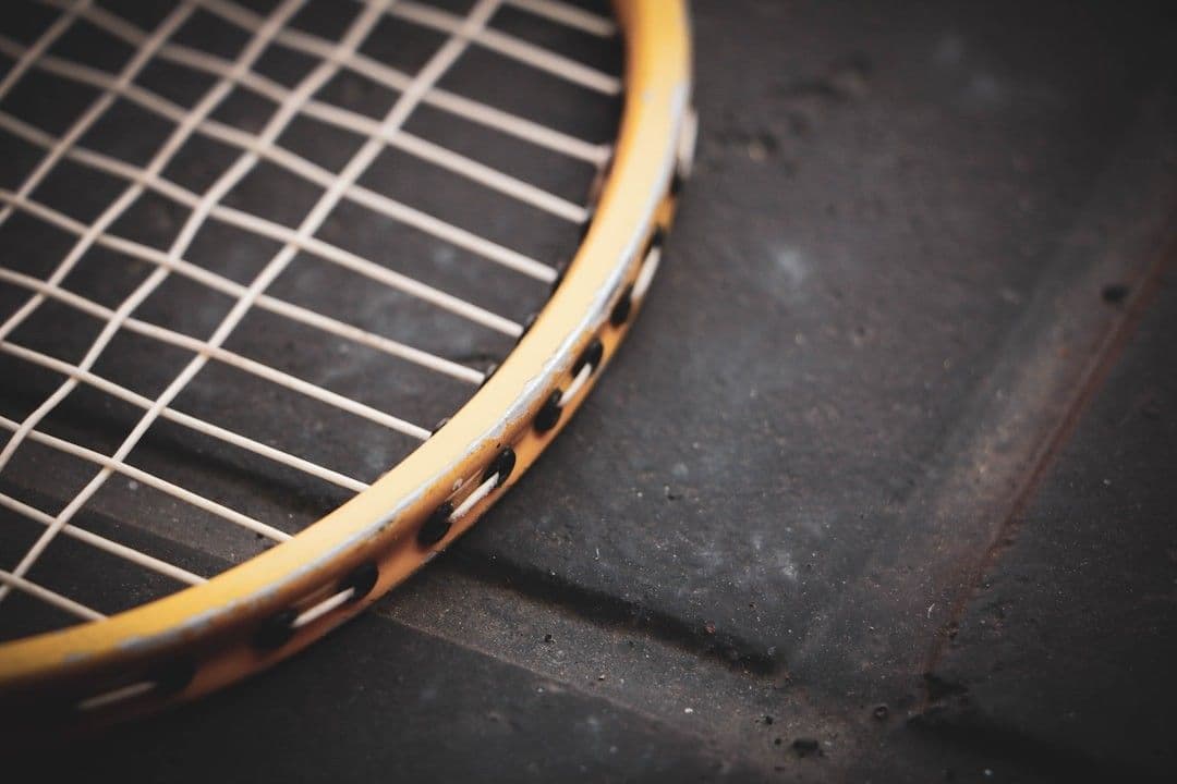 a close up of a tennis racket on a surface — Photo Dithira Hettiarachchi / Unsplash