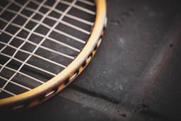 a close up of a tennis racket on a surface — Photo Dithira Hettiarachchi / Unsplash