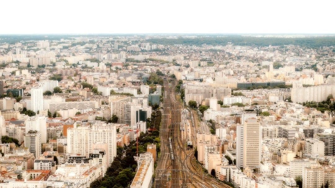 An aerial view of a city with lots of tall buildings — Photo Alin Gavriliuc / Unsplash