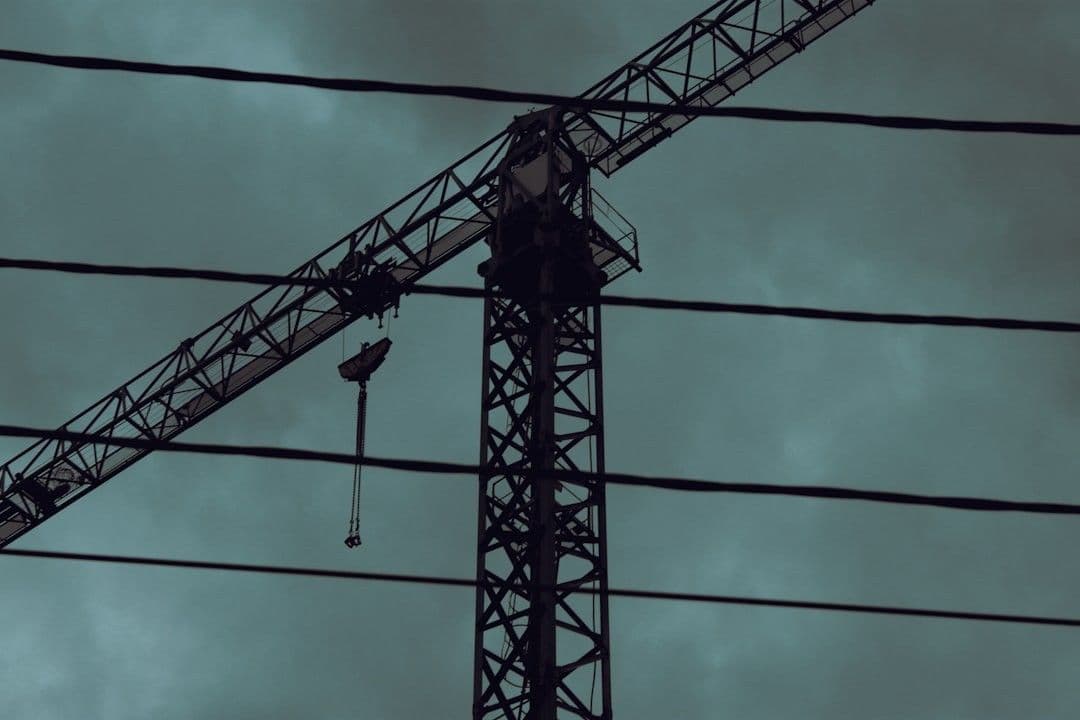 Tower crane in the shade of a gray evening — Photo Roman Petrov / Unsplash