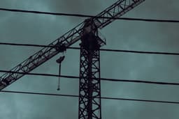 Tower crane in the shade of a gray evening — Photo Roman Petrov / Unsplash