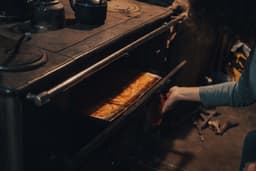 a woman is putting food in an oven — Photo gaspar zaldo / Unsplash