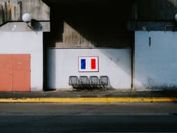 a row of chairs sitting in front of a building — Photo Mathias Reding / Unsplash