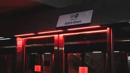a red light shines on the doors of a train station — Photo Mathias Reding / Unsplash