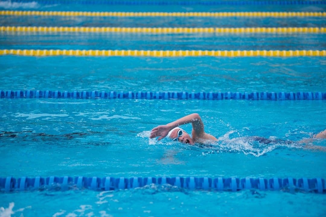 A girl swimmer swims as front crawl stroke. — Photo Arisa Chattasa / Unsplash