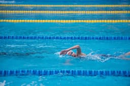 A girl swimmer swims as front crawl stroke. — Photo Arisa Chattasa / Unsplash