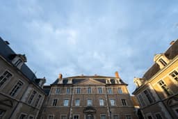 Grand building facade under a cloudy sky — Photo SOHAM BANERJEE / Unsplash