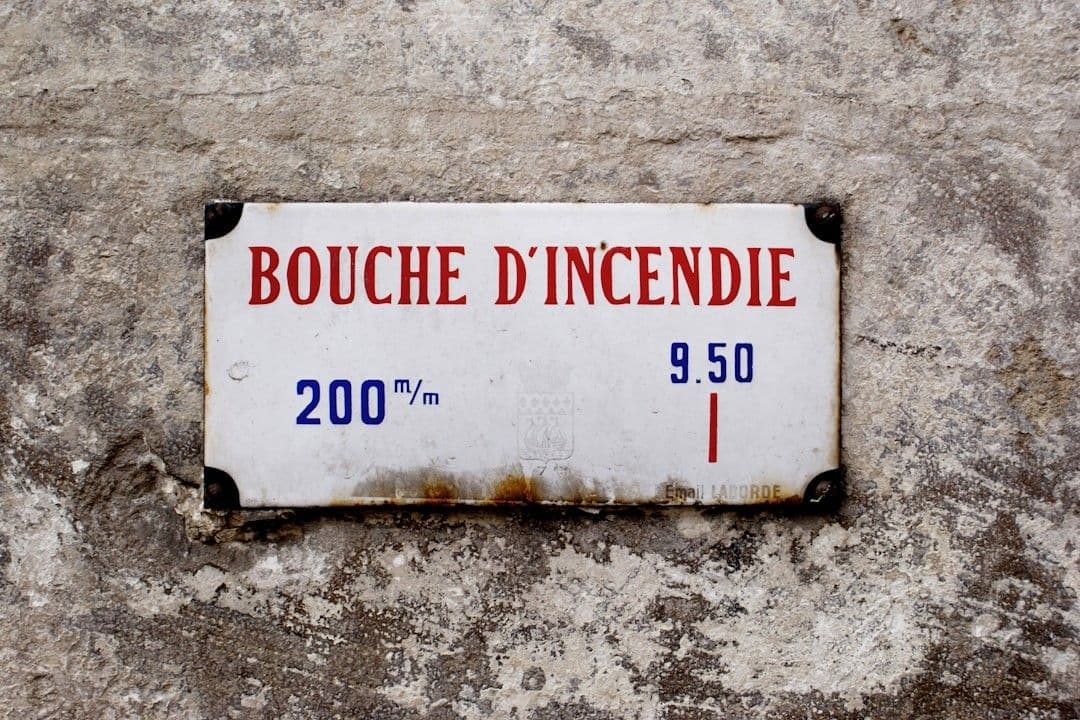 Sign, Paris. — Photo Diego Fernandez / Unsplash