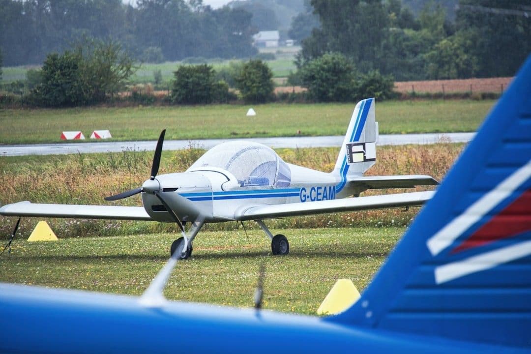 Small passenger's planes resting on a rainy day in France — Photo Jean-Luc Picard / Unsplash