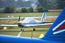 Small passenger's planes resting on a rainy day in France — Photo Jean-Luc Picard / Unsplash