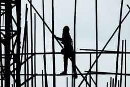 a person climbing a ladder — Photo Thomas Kinto / Unsplash