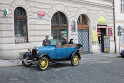 classic blue vehicle — Photo Dewi Ika Putri / Unsplash