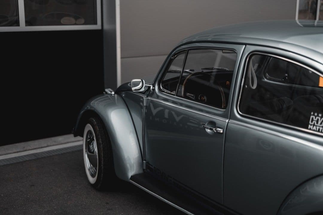a grey car parked in front of a building — Photo iwin / Unsplash