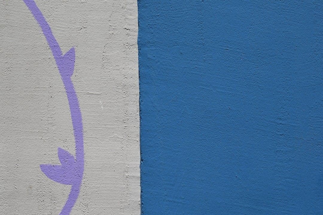 Purple vine on white and blue walls. — Photo Marija Zaric / Unsplash