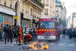 Pompier de Paris lors d'un feu du à une manifestation — Photo Oscar Brouchot / Unsplash
