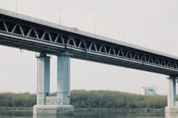gray concrete bridge under white sky during daytime — Photo Юлия Заковеря / Unsplash