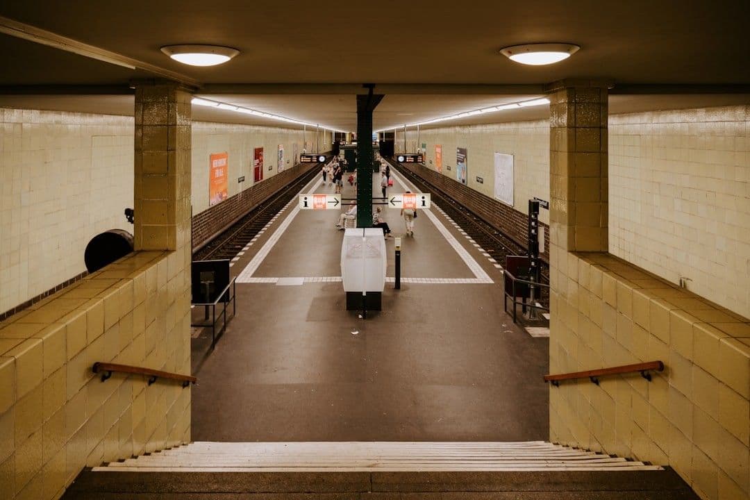 subway interior — Photo Claudio Schwarz / Unsplash