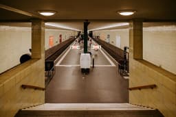 subway interior — Photo Claudio Schwarz / Unsplash