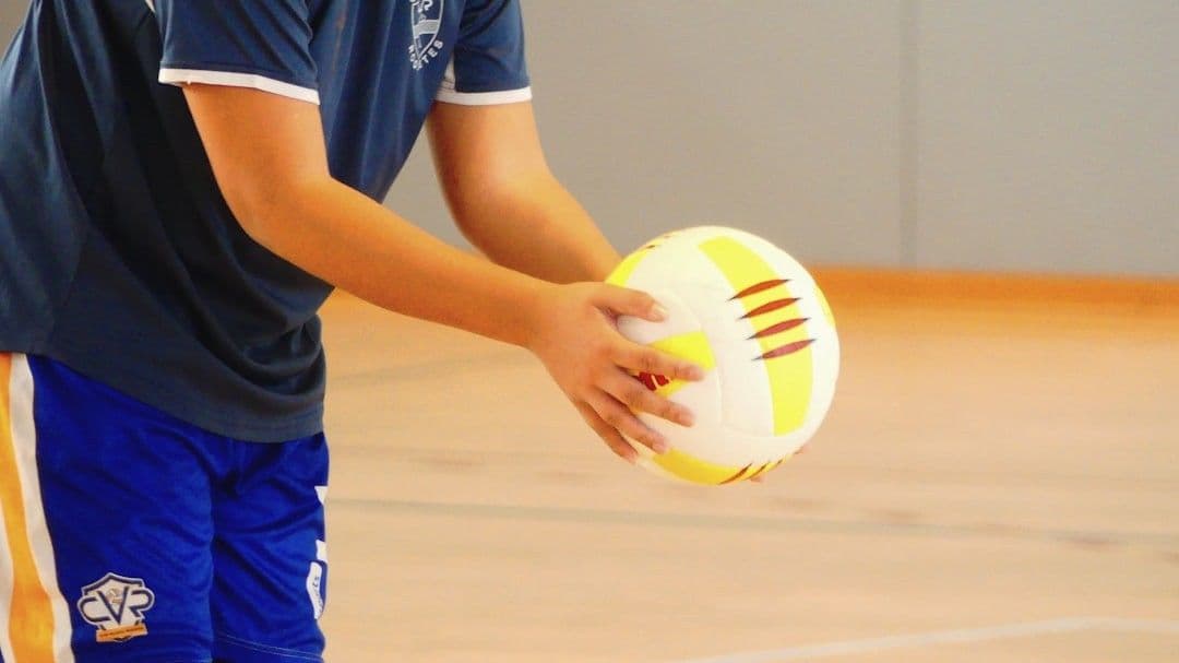 a person holding a ball — Photo Estanislau Valmaña / Unsplash
