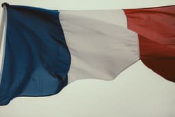 The french flag is waving in the wind. — Photo Michael McKay / Unsplash