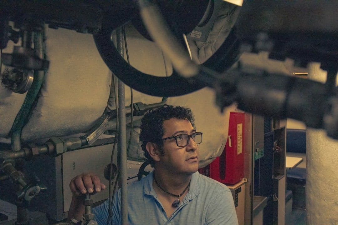 Man in the middle of the submarine — Photo Josué AS / Unsplash