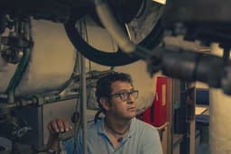 Man in the middle of the submarine — Photo Josué AS / Unsplash