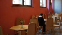 man in black shirt sitting on chair — Photo Beth Macdonald / Unsplash
