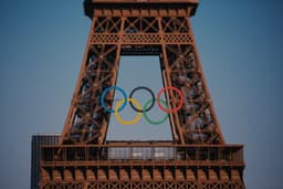 The eiffel tower with the olympic rings in front of it — Photo Bo Zhang / Unsplash