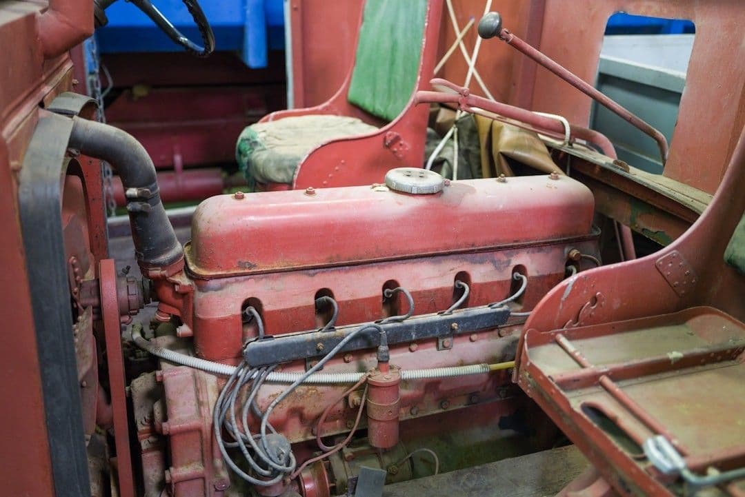 Old engine in "Conservatoire des Transports" — Photo Georg Eiermann / Unsplash