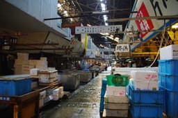 a warehouse filled with lots of boxes and containers — Photo Da-shika / Unsplash